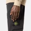 Bermuda cargo slim fit con tasche con cerniera. Bermuda cargo slim fit con tasche con cerniera.