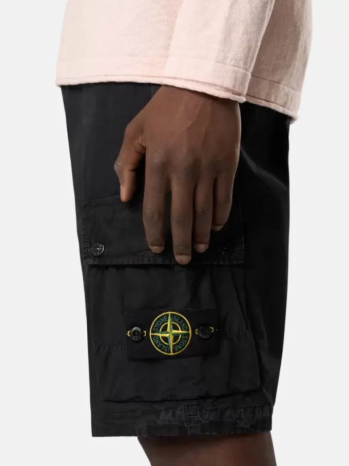 Bermuda cargo slim fit con tasche con cerniera. Bermuda cargo slim fit con tasche con cerniera.