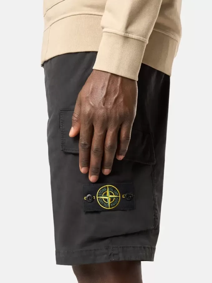 Bermuda cargo slim fit con tasche con cerniera. Bermuda cargo slim fit con tasche con cerniera.
