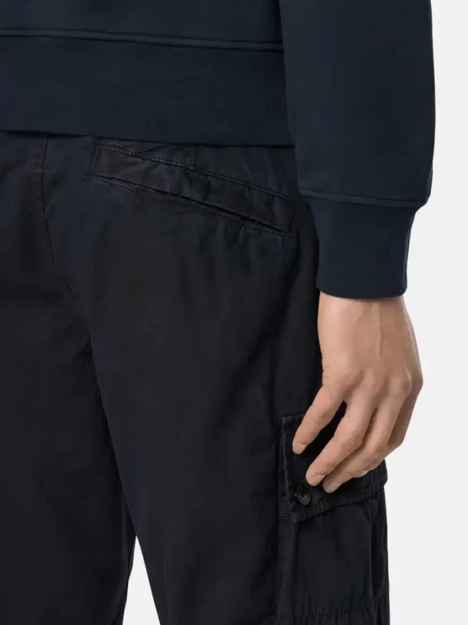Bermuda cargo slim fit con tasche con cerniera. Bermuda cargo slim fit con tasche con cerniera.