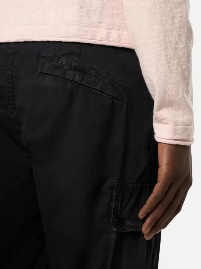 Bermuda cargo slim fit con tasche con cerniera. Bermuda cargo slim fit con tasche con cerniera.