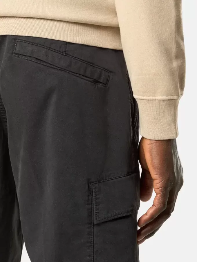Bermuda cargo slim fit con tasche con cerniera. Bermuda cargo slim fit con tasche con cerniera.