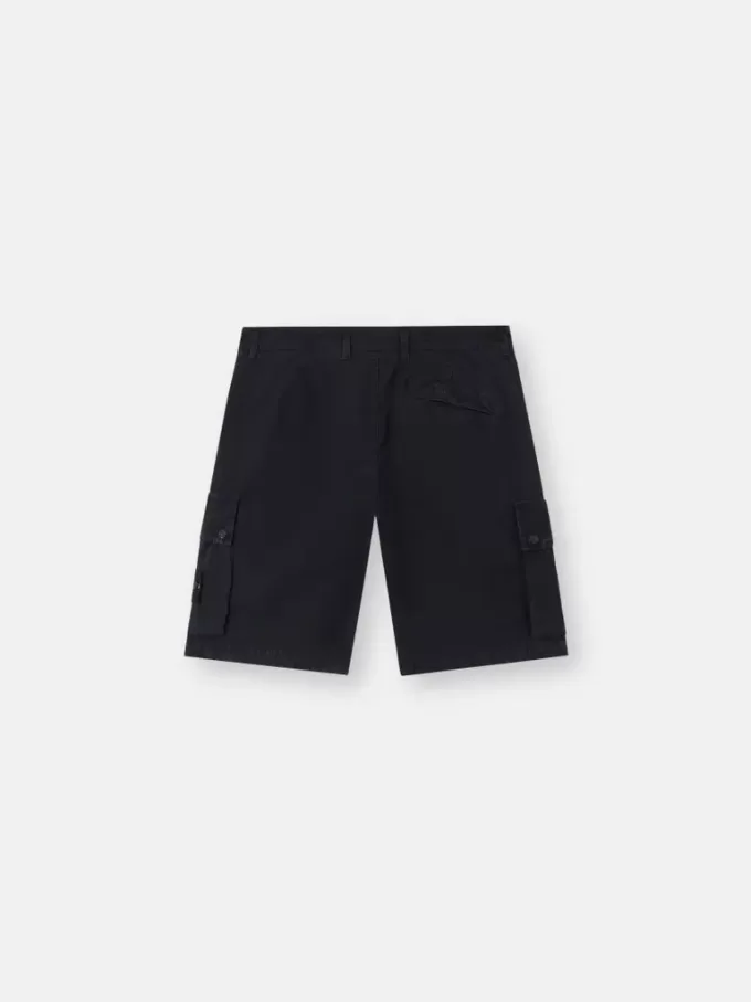 Bermuda cargo slim fit con tasche con cerniera. Bermuda cargo slim fit con tasche con cerniera.