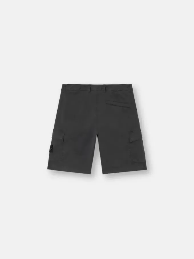 Bermuda cargo slim fit con tasche con cerniera. Bermuda cargo slim fit con tasche con cerniera.