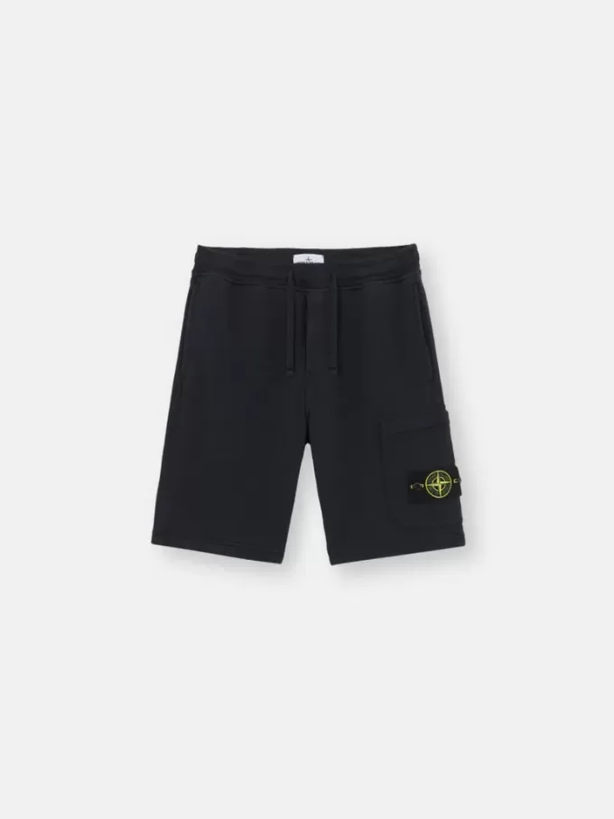 Bermuda dalla vestibilità regolare con elastico in vita. Bermuda dalla vestibilità regolare con elastico in vita.