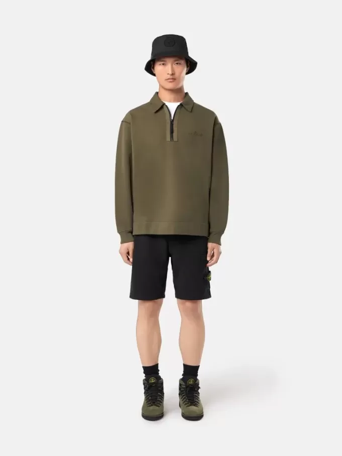 Bermuda dalla vestibilità regolare con elastico in vita. Bermuda dalla vestibilità regolare con elastico in vita.