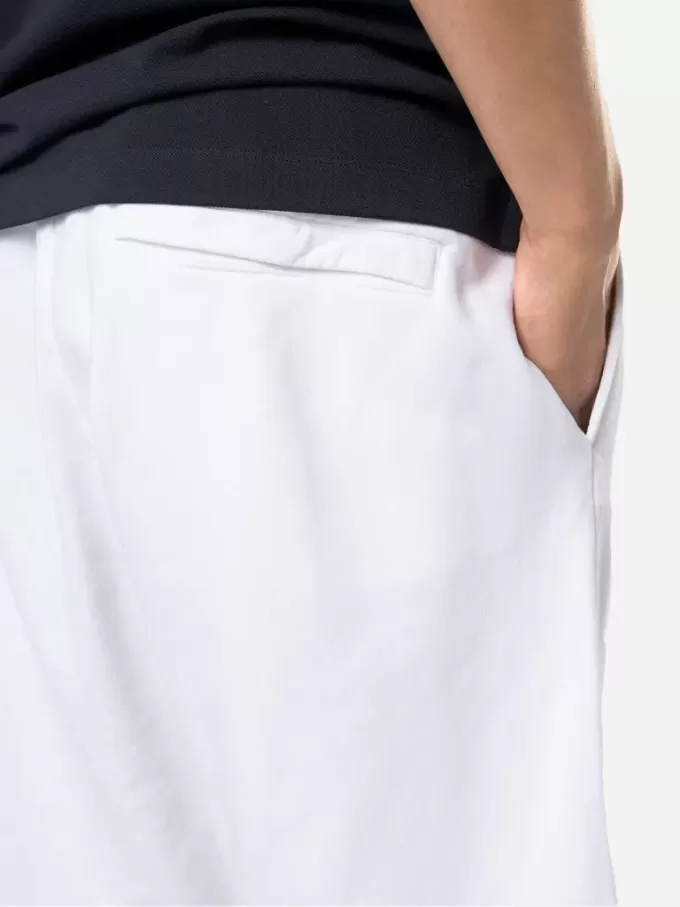 Bermuda dalla vestibilità regolare con elastico in vita. Bermuda dalla vestibilità regolare con elastico in vita.