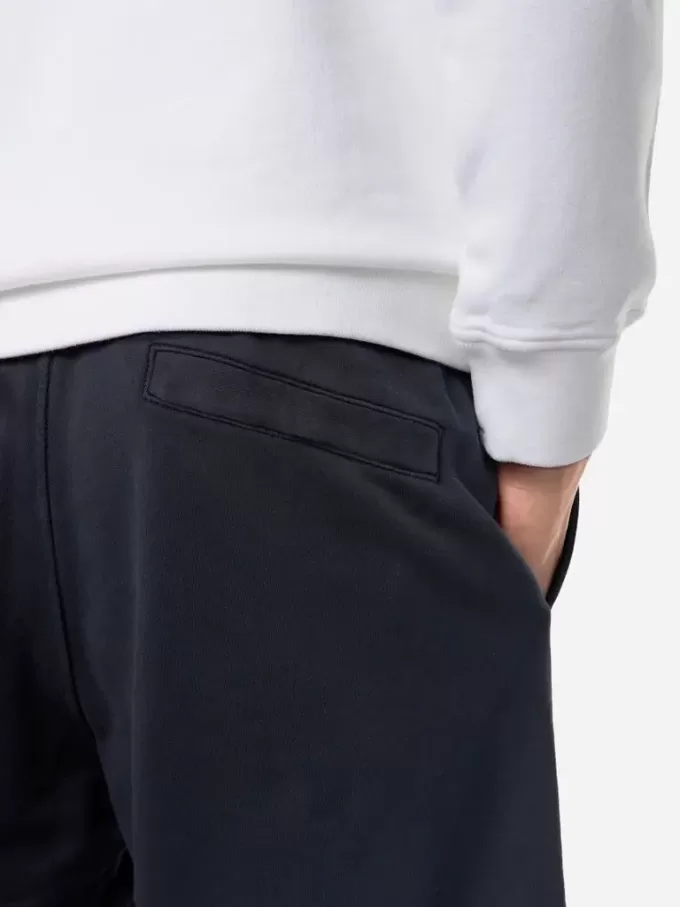 Bermuda dalla vestibilità regolare con elastico in vita. Bermuda dalla vestibilità regolare con elastico in vita.