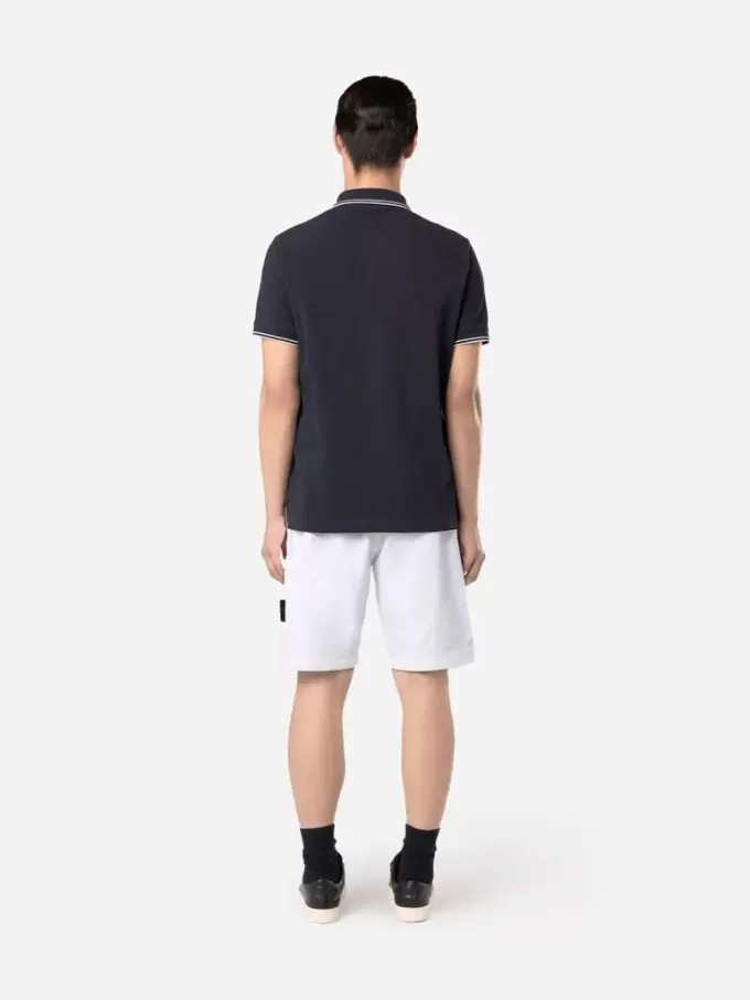 Bermuda dalla vestibilità regolare con elastico in vita. Bermuda dalla vestibilità regolare con elastico in vita.