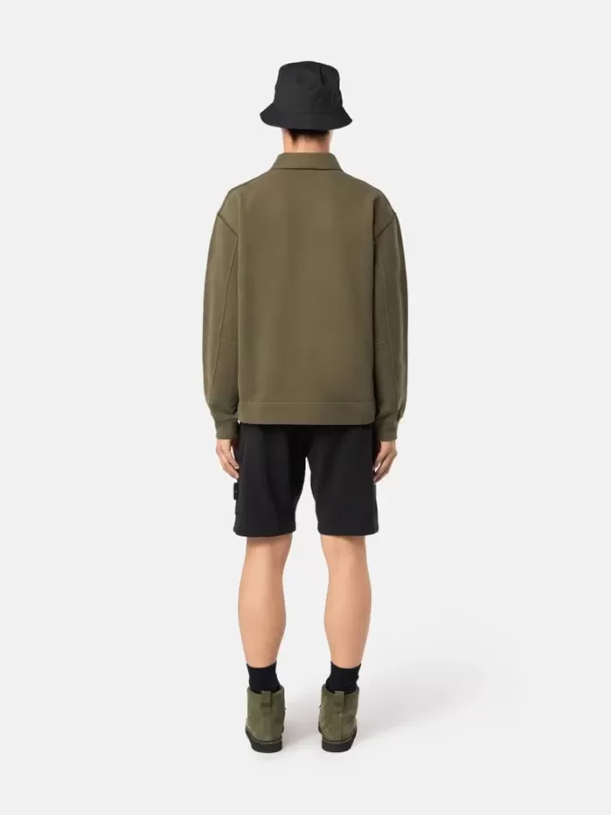 Bermuda dalla vestibilità regolare con elastico in vita. Bermuda dalla vestibilità regolare con elastico in vita.