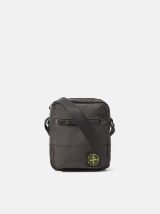 Borsa a sacca con tasche multiple e chiusura superiore con cerniera. Borsa a sacca con tasche multiple e chiusura superiore con cerniera.
