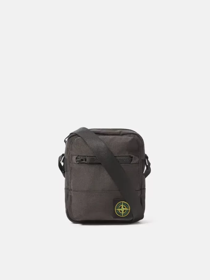 Borsa a sacca con tasche multiple e chiusura superiore con cerniera. Borsa a sacca con tasche multiple e chiusura superiore con cerniera.