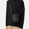 Borsa a sacca con tasche multiple e chiusura superiore con cerniera. Borsa a sacca con tasche multiple e chiusura superiore con cerniera.