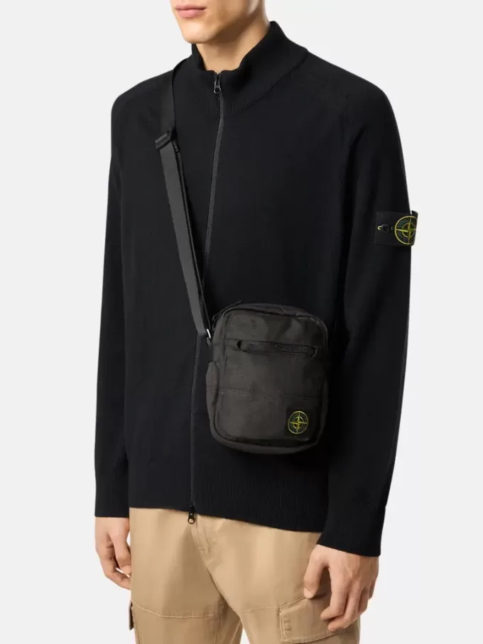 Borsa a sacca con tasche multiple e chiusura superiore con cerniera. Borsa a sacca con tasche multiple e chiusura superiore con cerniera.