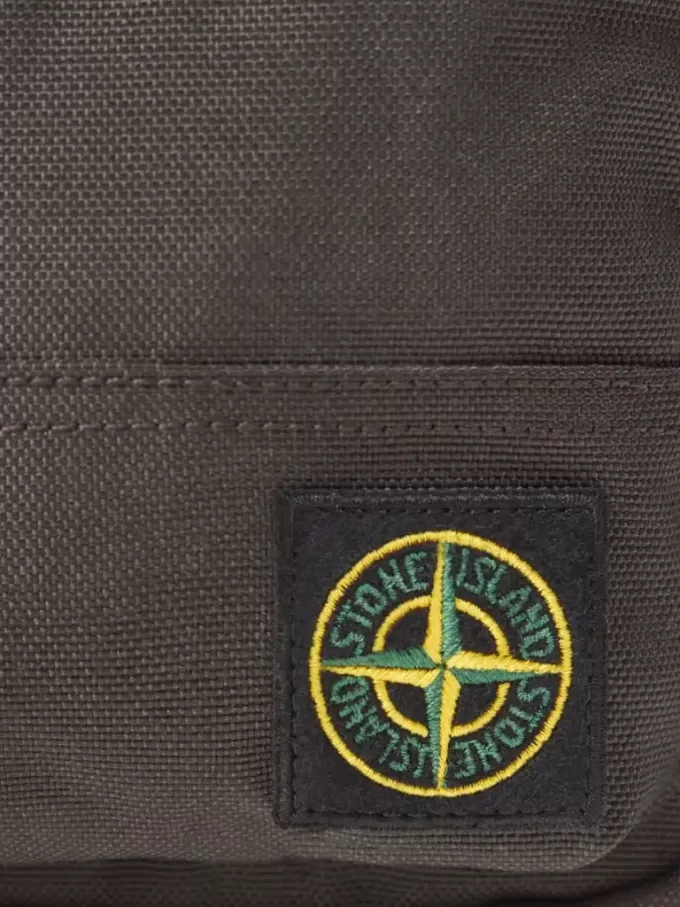 Borsa a sacca con tasche multiple e chiusura superiore con cerniera. Borsa a sacca con tasche multiple e chiusura superiore con cerniera.