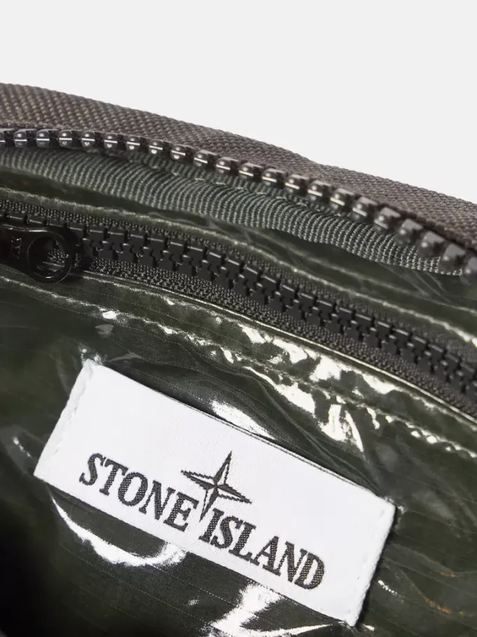 Borsa a sacca con tasche multiple e chiusura superiore con cerniera. Borsa a sacca con tasche multiple e chiusura superiore con cerniera.