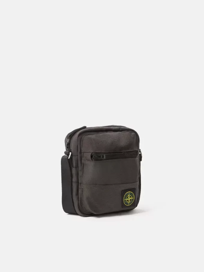 Borsa a sacca con tasche multiple e chiusura superiore con cerniera. Borsa a sacca con tasche multiple e chiusura superiore con cerniera.
