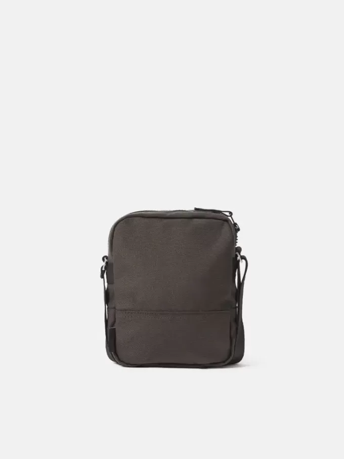 Borsa a sacca con tasche multiple e chiusura superiore con cerniera. Borsa a sacca con tasche multiple e chiusura superiore con cerniera.