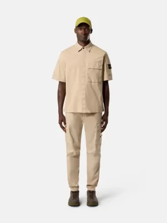 Camicia a maniche corte comoda con tasche sul petto e sulle maniche Camicia a maniche corte comoda con tasche sul petto e sulle maniche