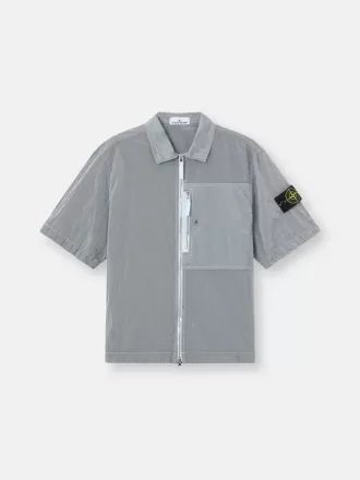 Camicia a maniche corte dalla vestibilità regolare con taschino sul petto e chiusura con zip. Camicia a maniche corte dalla vestibilità regolare con taschino sul petto e chiusura con zip.