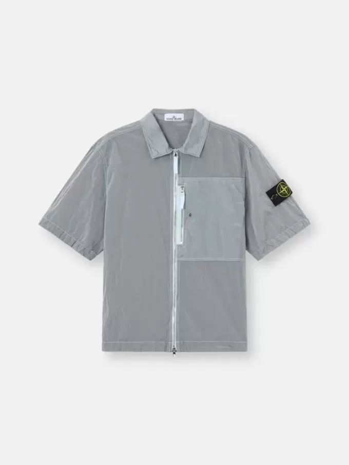 Camicia a maniche corte dalla vestibilità regolare con taschino sul petto e chiusura con zip.