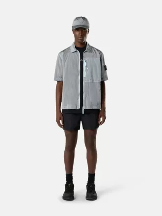 Camicia a maniche corte dalla vestibilità regolare con taschino sul petto e chiusura con zip. Camicia a maniche corte dalla vestibilità regolare con taschino sul petto e chiusura con zip.