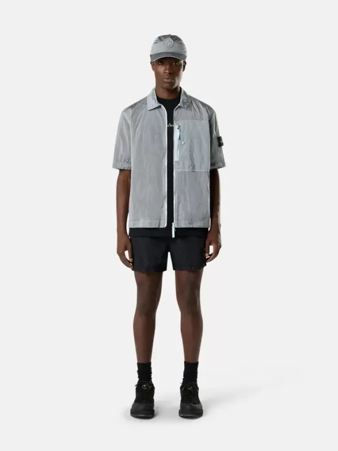 Camicia a maniche corte dalla vestibilità regolare con taschino sul petto e chiusura con zip.