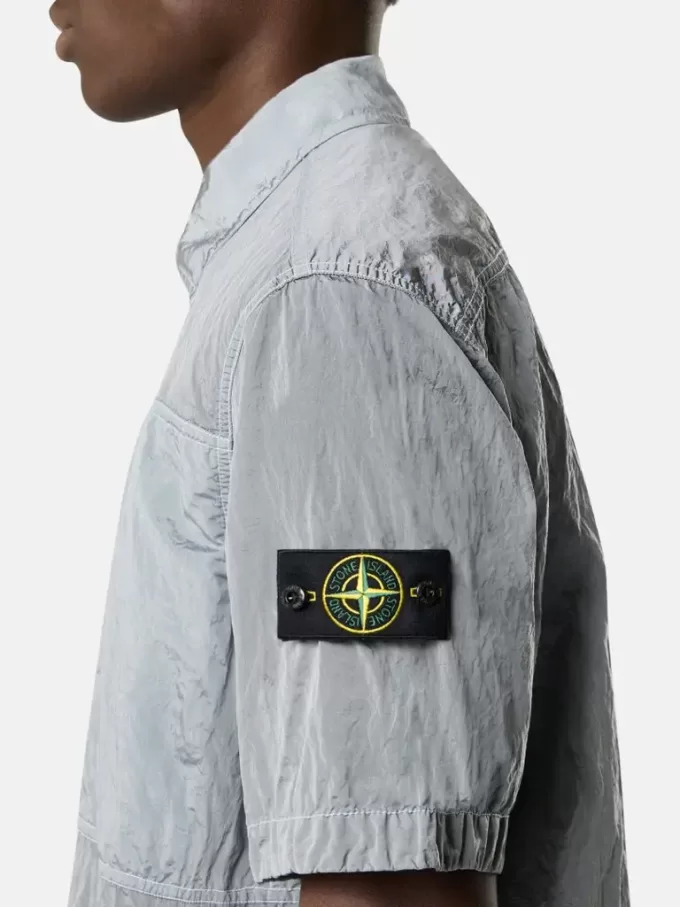 Camicia a maniche corte dalla vestibilità regolare con taschino sul petto e chiusura con zip.