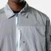Camicia a maniche corte dalla vestibilità regolare con taschino sul petto e chiusura con zip.