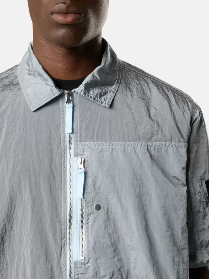 Camicia a maniche corte dalla vestibilità regolare con taschino sul petto e chiusura con zip.