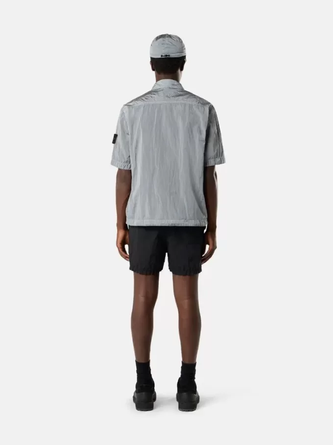 Camicia a maniche corte dalla vestibilità regolare con taschino sul petto e chiusura con zip.
