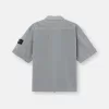 Camicia a maniche corte dalla vestibilità regolare con taschino sul petto e chiusura con zip.