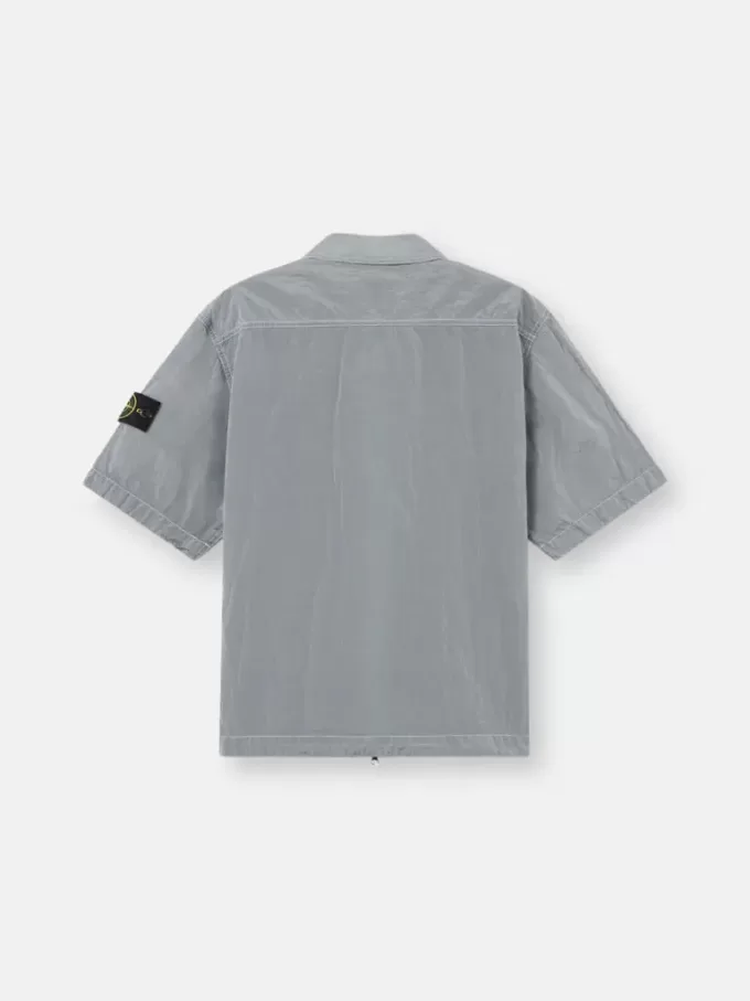 Camicia a maniche corte dalla vestibilità regolare con taschino sul petto e chiusura con zip.