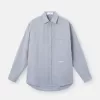 Camicia a maniche lunghe dal taglio comodo con taschino sul petto con bottone. Camicia a maniche lunghe dal taglio comodo con taschino sul petto con bottone.