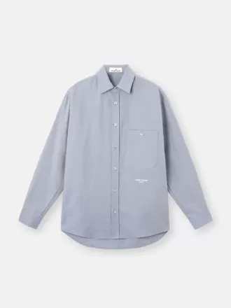 Camicia a maniche lunghe dal taglio comodo con taschino sul petto con bottone.