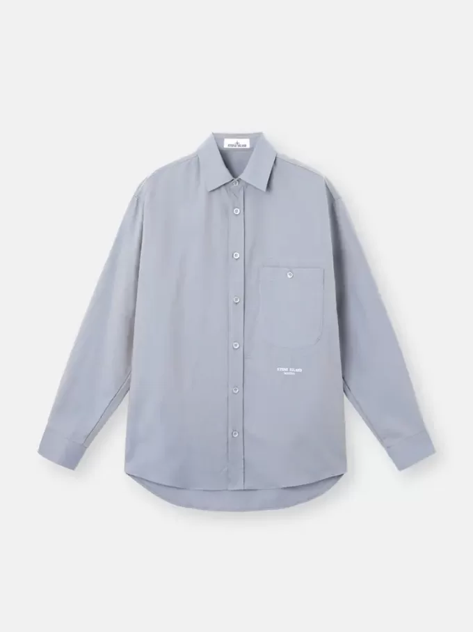 Camicia a maniche lunghe dal taglio comodo con taschino sul petto con bottone. Camicia a maniche lunghe dal taglio comodo con taschino sul petto con bottone.