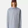 Camicia a maniche lunghe dal taglio comodo con taschino sul petto con bottone. Camicia a maniche lunghe dal taglio comodo con taschino sul petto con bottone.