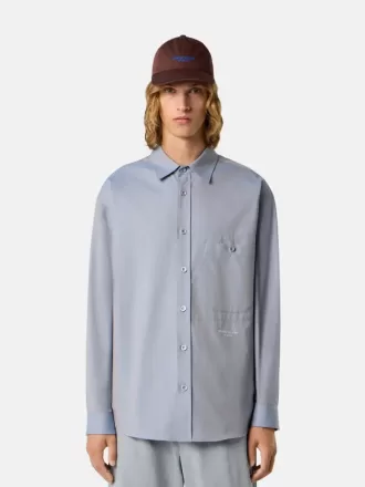 Camicia a maniche lunghe dal taglio comodo con taschino sul petto con bottone.