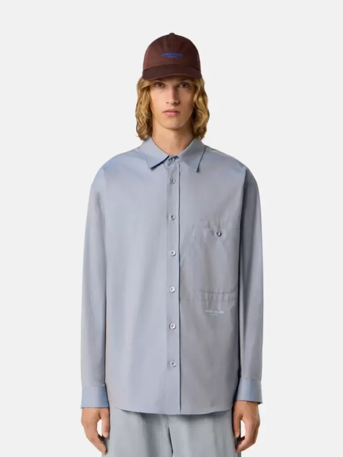 Camicia a maniche lunghe dal taglio comodo con taschino sul petto con bottone. Camicia a maniche lunghe dal taglio comodo con taschino sul petto con bottone.