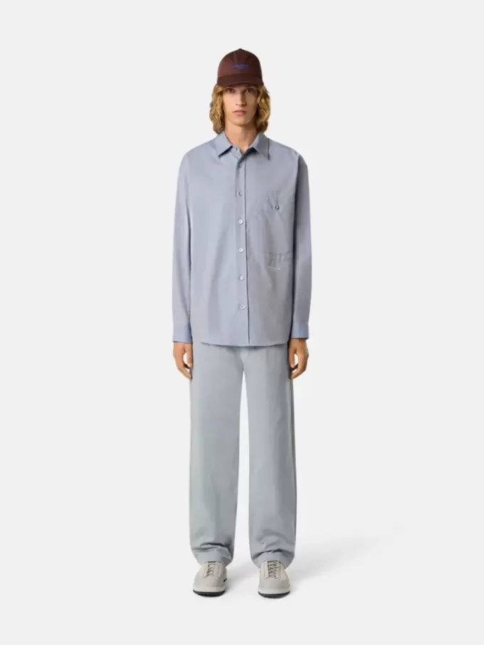 Camicia a maniche lunghe dal taglio comodo con taschino sul petto con bottone. Camicia a maniche lunghe dal taglio comodo con taschino sul petto con bottone.
