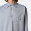 Camicia a maniche lunghe dal taglio comodo con taschino sul petto con bottone. Camicia a maniche lunghe dal taglio comodo con taschino sul petto con bottone.