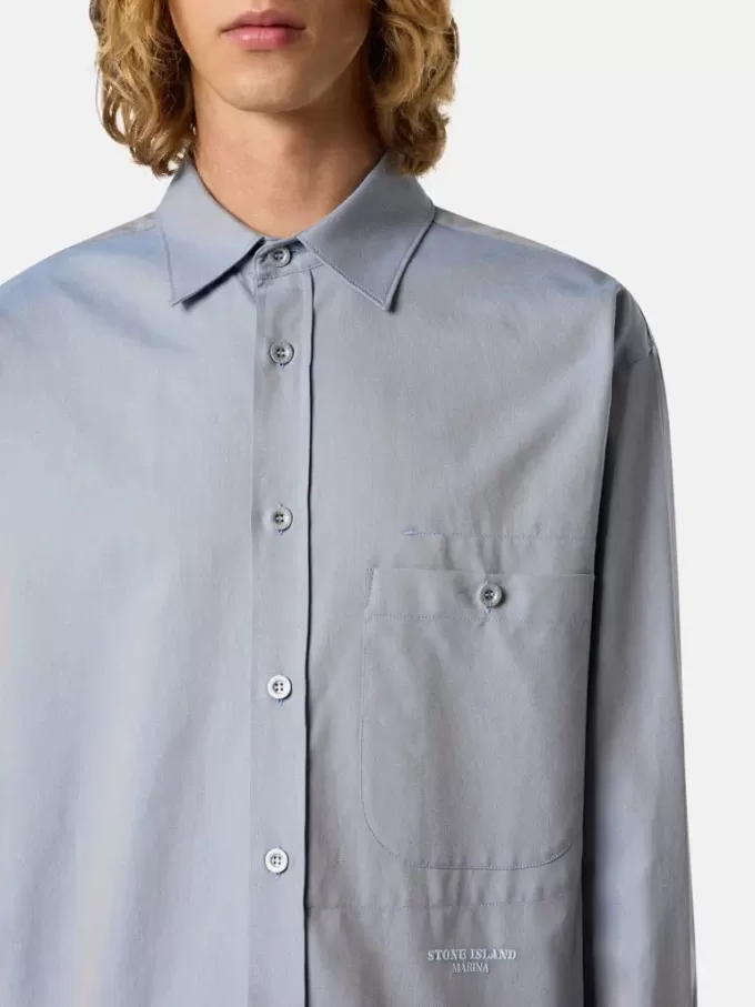Camicia a maniche lunghe dal taglio comodo con taschino sul petto con bottone. Camicia a maniche lunghe dal taglio comodo con taschino sul petto con bottone.