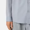 Camicia a maniche lunghe dal taglio comodo con taschino sul petto con bottone. Camicia a maniche lunghe dal taglio comodo con taschino sul petto con bottone.