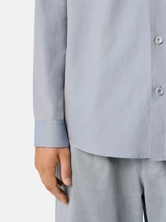 Camicia a maniche lunghe dal taglio comodo con taschino sul petto con bottone. Camicia a maniche lunghe dal taglio comodo con taschino sul petto con bottone.