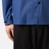 Camicia oversize comoda con tasche laterali e chiusura a scatto Camicia oversize comoda con tasche laterali e chiusura a scatto