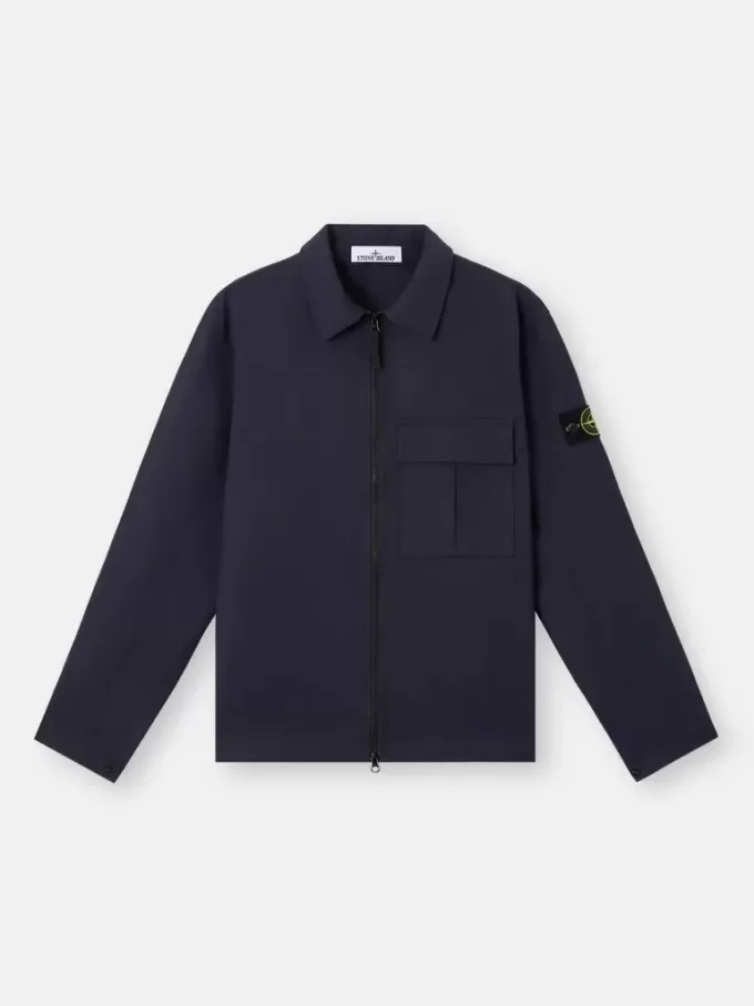 Camicia oversize dal taglio comodo con tasca sul petto a soffietto. Camicia oversize dal taglio comodo con tasca sul petto a soffietto.