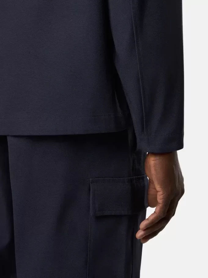 Camicia oversize dal taglio comodo con tasca sul petto a soffietto. Camicia oversize dal taglio comodo con tasca sul petto a soffietto.