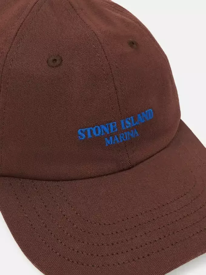 Cappellino da baseball con cinturino regolabile e ricamo Cappellino da baseball con cinturino regolabile e ricamo