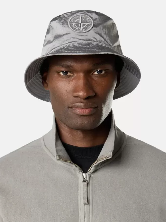 Cappello a secchiello con fodera in rete e ricamo Compass Cappello a secchiello con fodera in rete e ricamo Compass