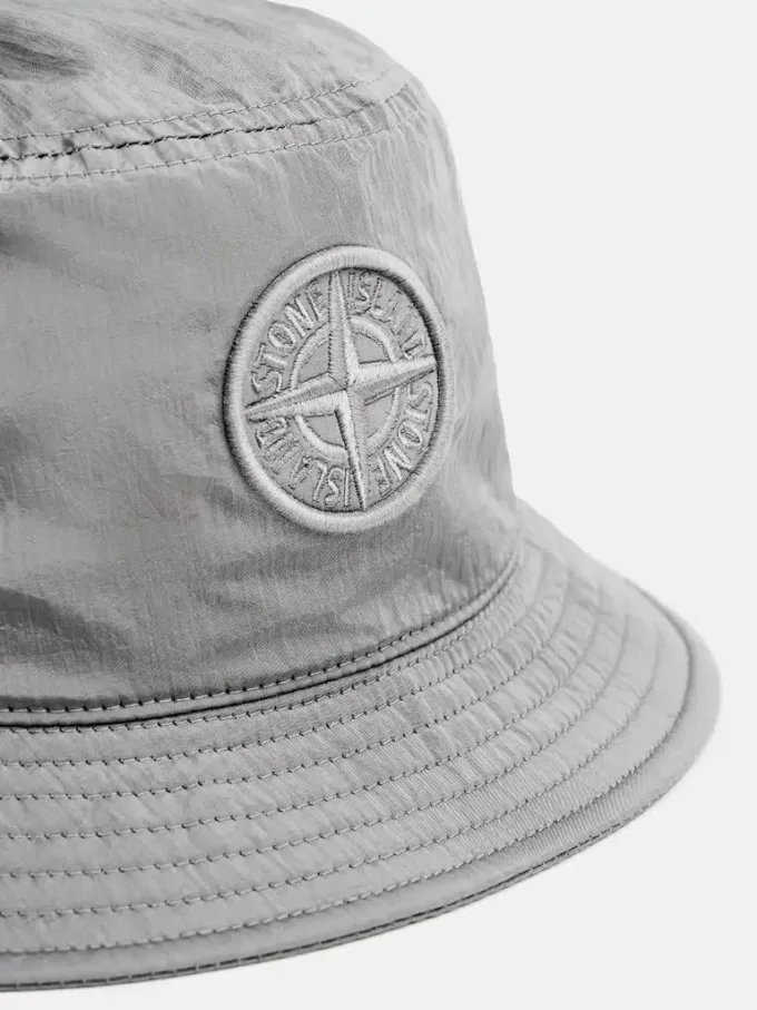 Cappello a secchiello con fodera in rete e ricamo Compass Cappello a secchiello con fodera in rete e ricamo Compass